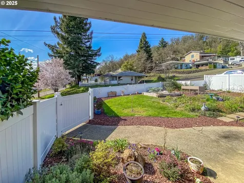 1811 NW Dogwood Street Roseburg OR 97471