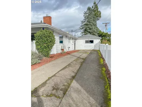 1811 NW Dogwood Street Roseburg OR 97471