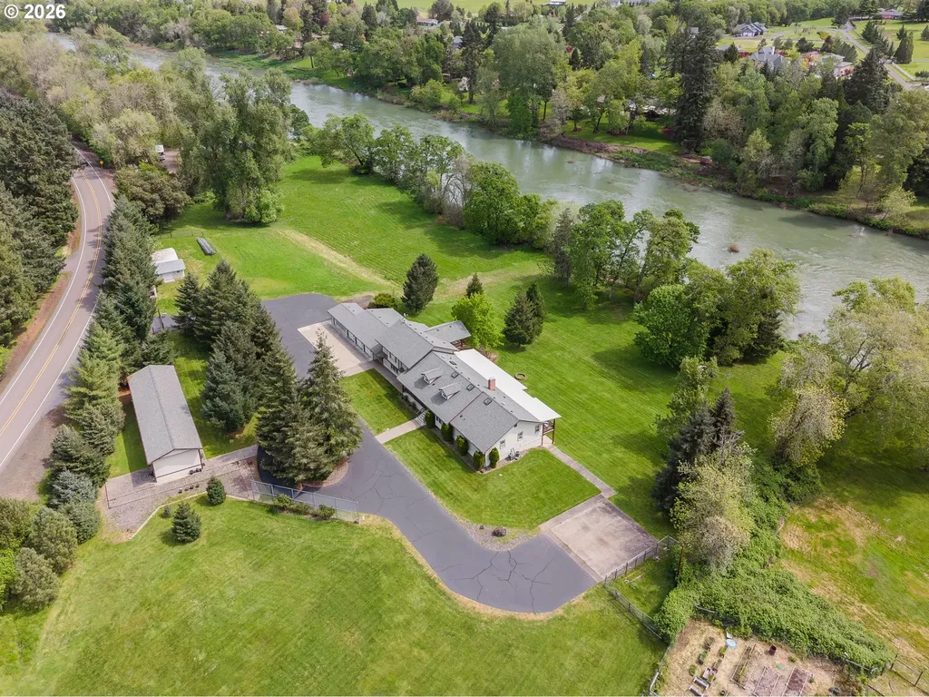 3782 Del Rio Road Roseburg OR 97471