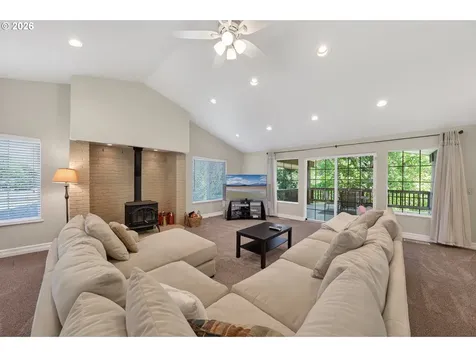 3782 Del Rio Road Roseburg OR 97471