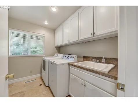 3782 Del Rio Road Roseburg OR 97471