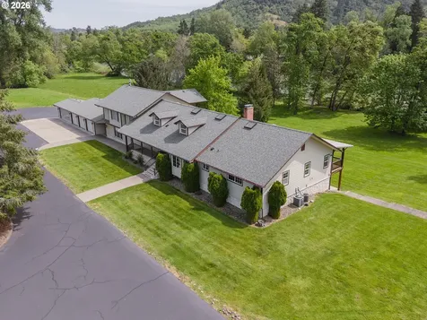 3782 Del Rio Road Roseburg OR 97471