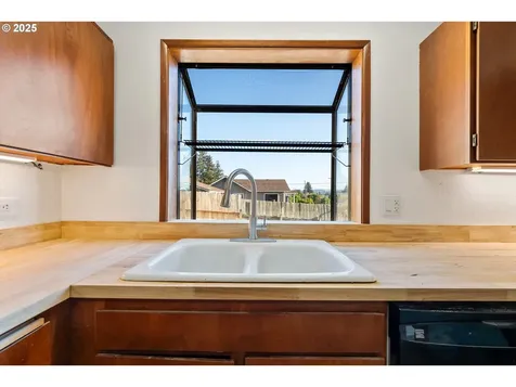 1380 N Gould Street Coquille OR 97423
