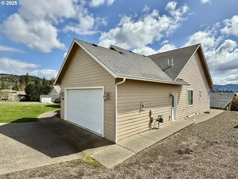 1922 Kapela Court Sutherlin OR 97479
