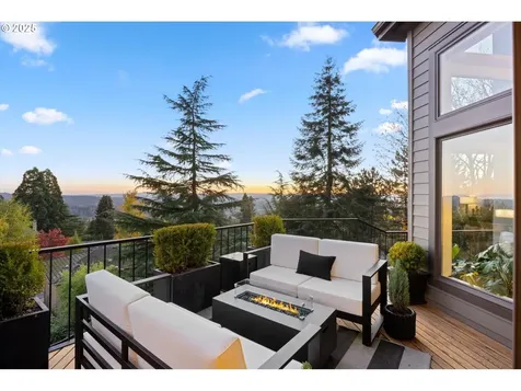 3440 SW Doschview Court Portland OR 97239