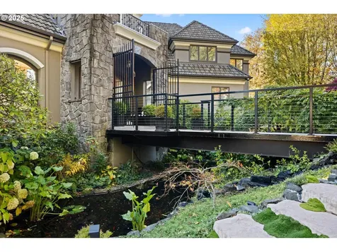 3440 SW Doschview Court Portland OR 97239