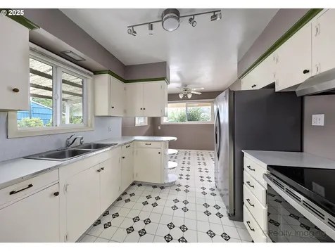 7701 SE Lincoln Street Portland OR 97215