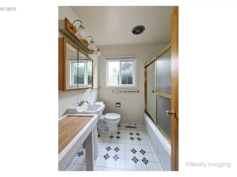 7701 SE Lincoln Street Portland OR 97215