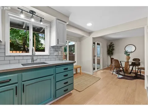 2211 SW Marigold Street Portland OR 97219