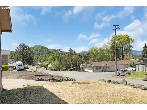 1769 NE Todd Street Roseburg OR 97470