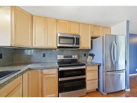 1233 Kenray Loop Springfield OR 97477