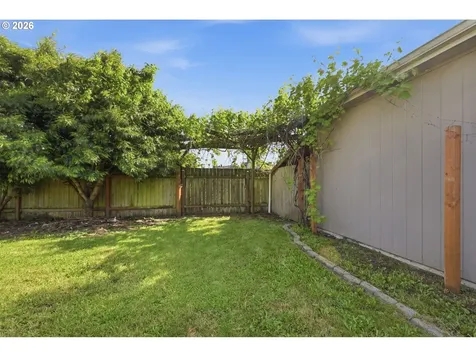 1233 Kenray Loop Springfield OR 97477