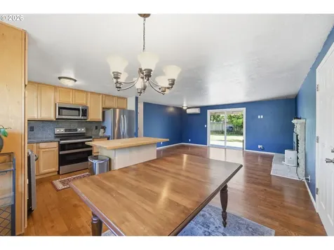 1233 Kenray Loop Springfield OR 97477