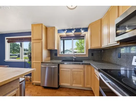 1233 Kenray Loop Springfield OR 97477