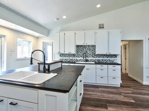 112 NW 17th Street Mcminnville OR 97128