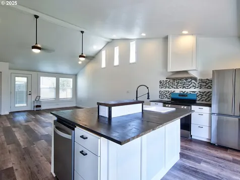112 NW 17th Street Mcminnville OR 97128