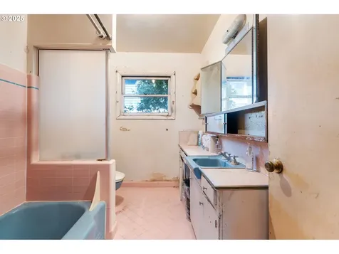 5205 SE Gladstone Street Portland OR 97206