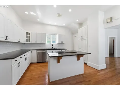 73 NE Hancock Street Portland OR 97212