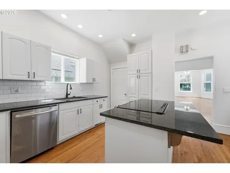 73 NE Hancock Street Portland OR 97212