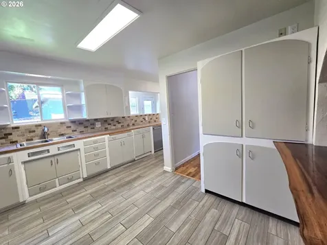 1642 NW Almond Avenue Roseburg OR 97471