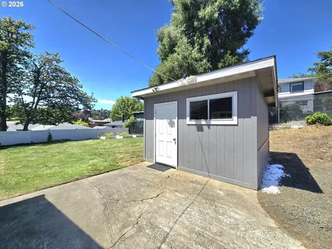 1642 NW Almond Avenue Roseburg OR 97471