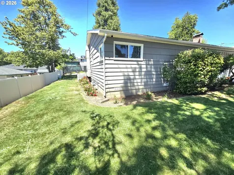 1642 NW Almond Avenue Roseburg OR 97471