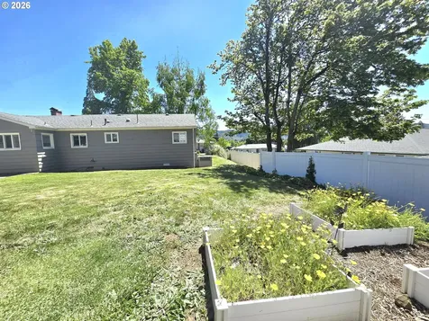 1642 NW Almond Avenue Roseburg OR 97471