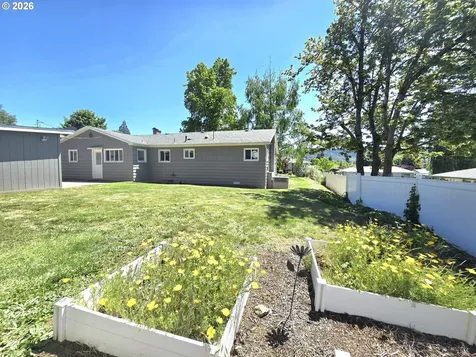 1642 NW Almond Avenue Roseburg OR 97471