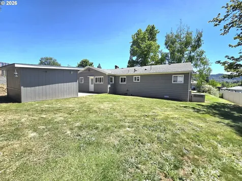 1642 NW Almond Avenue Roseburg OR 97471
