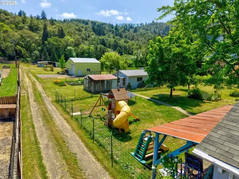 12589 Old Highway 99 Myrtle Creek OR 97457