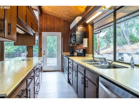 1751 Fairhill Drive Roseburg OR 97471