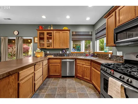 1035 E Pioneer Loop La Center WA 98629