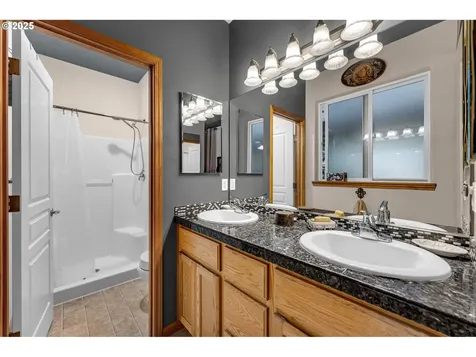 1035 E Pioneer Loop La Center WA 98629