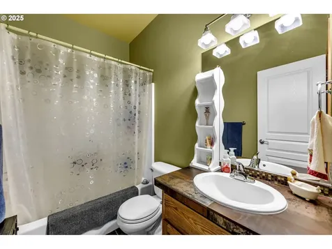 1035 E Pioneer Loop La Center WA 98629