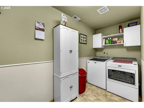 1035 E Pioneer Loop La Center WA 98629