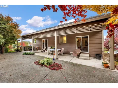 1035 E Pioneer Loop La Center WA 98629