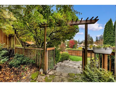 1035 E Pioneer Loop La Center WA 98629