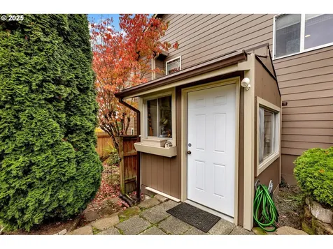 1035 E Pioneer Loop La Center WA 98629
