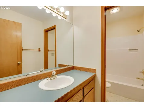 1360 N Locust Street Canby OR 97013
