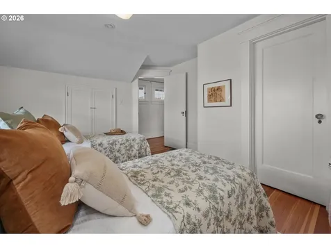 4742 NE Glisan Street Portland OR 97213