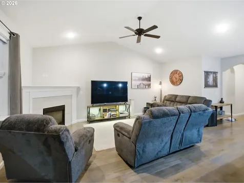 6284 NE Barker Street Albany OR 97321