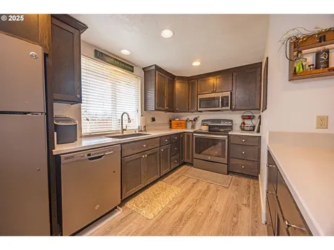 824 56th Street Springfield OR 97478