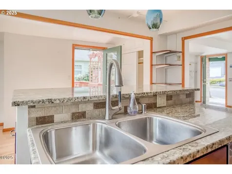 15 SW Cottage Street Newport OR 97365
