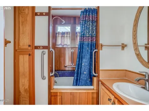 15 SW Cottage Street Newport OR 97365