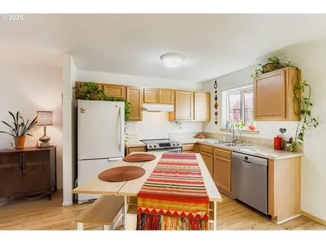 8022 NE Holladay Street Portland OR 97213