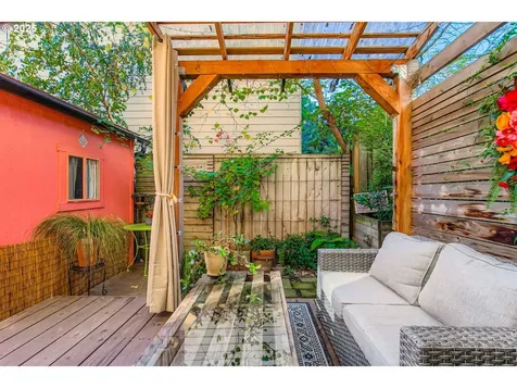 8022 NE Holladay Street Portland OR 97213