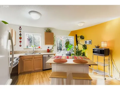 8022 NE Holladay Street Portland OR 97213