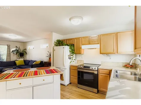 8022 NE Holladay Street Portland OR 97213
