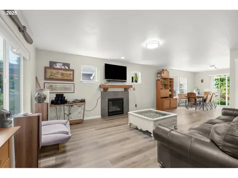 1735 D Street NE Salem OR 97301