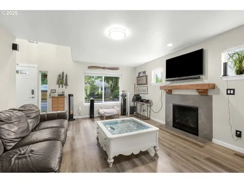 1735 D Street NE Salem OR 97301